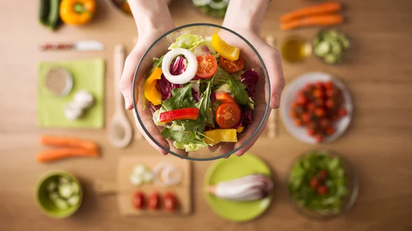 Sağlıklı taze ev yapımı salata — Stok fotoğraf