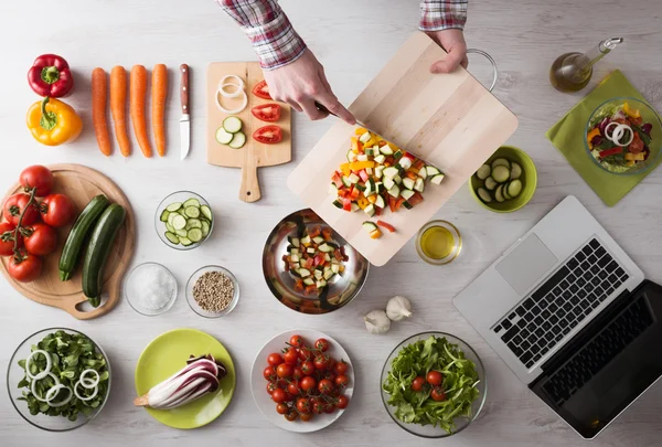 Cooking at home with online recipes — Stock Photo, Image