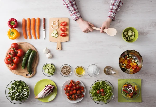 Homem cozinhando em casa — Fotografia de Stock