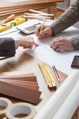 Birlikte çalışan iş adamı ve inşaat mühendisi