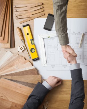 Birlikte çalışan iş adamı ve inşaat mühendisi