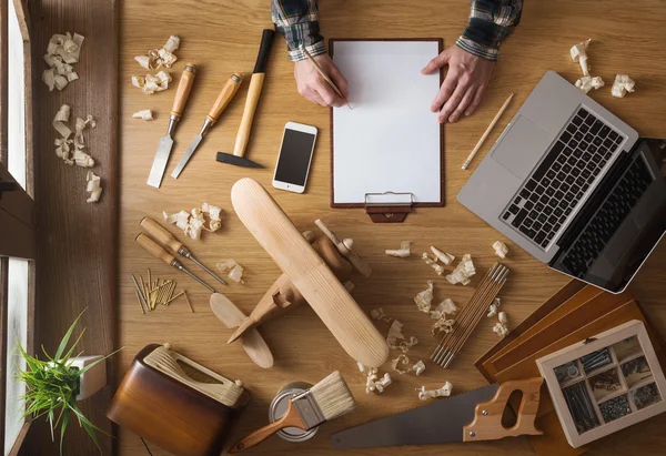 Mann skizziert ein Diy-Projekt zu Hause — Stockfoto