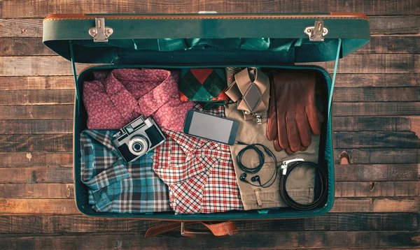 Hipster traveler packing — Stockfoto
