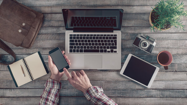 Хипстерский рабочий стол с мужскими руками
