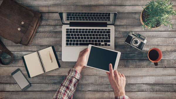 Хипстерский рабочий стол с мужскими руками
