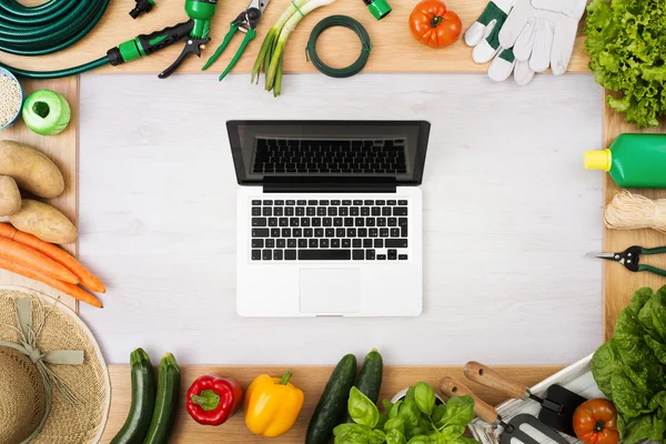 Gardener's laptop — Stockfoto