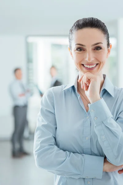 Säker affärskvinna i office poserar — Stockfoto