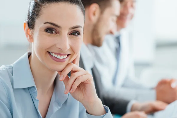 Business team and smiling businesswoman posing — Stok fotoğraf