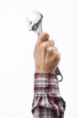 bir İngiliz anahtarı tutan el