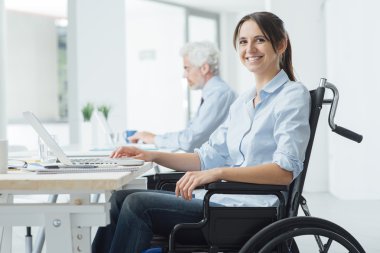 Tekerlekli sandalyede gülümseyen iş kadını