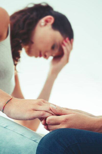 Девушка утешает свою подругу
