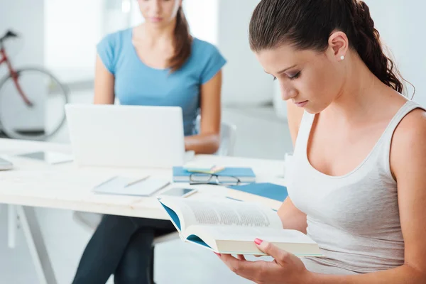 Adolescente niñas estudiando en casa —  Fotos de Stock