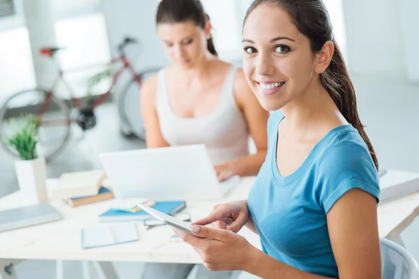 Meninas usando novas tecnologias em casa — Fotografia de Stock