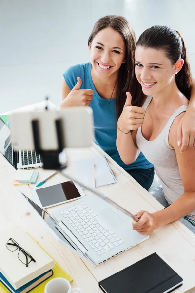 Fröhliche Mädchen, die Selfies zu Hause machen — Stockfoto