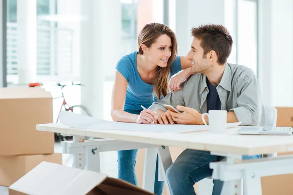 Casal projetando sua nova casa — Fotografia de Stock