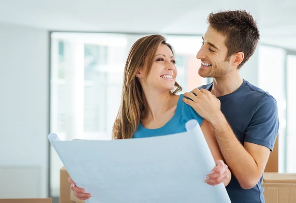 Pareja joven planeando su nueva casa — Foto de Stock