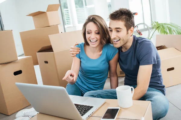 Sorridente coppia nella loro nuova casa — Foto Stock