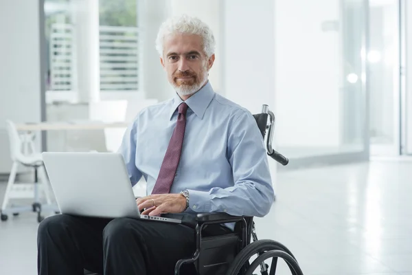 Geschäftsmann überwindet Behinderung — Stockfoto