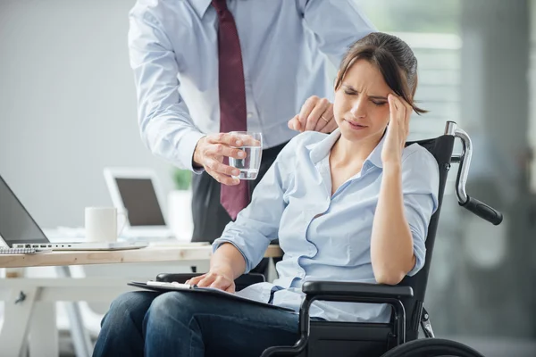 Disabled business woman with headache — Stock Photo, Image