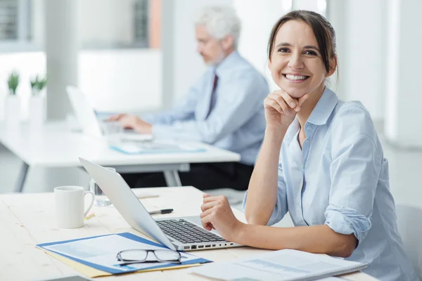 Mujer de negocios sonriente en el trabajo — Foto de Stock