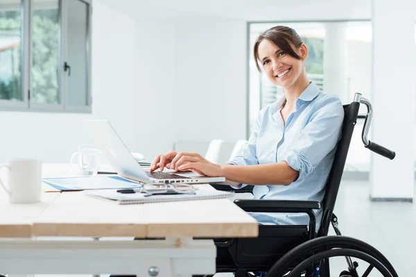 Lächelnde Geschäftsfrau im Rollstuhl — Stockfoto