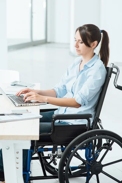 Giovane donna d'affari handicappata sul lavoro — Foto Stock