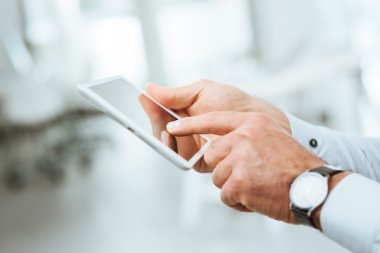 işadamı dijital tablet kullanma