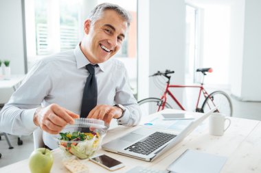 Salata çantasını açarken işadamı