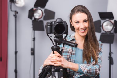 Genç fotoğrafçı poz