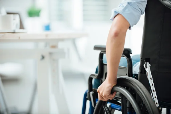 Frau im Rollstuhl — Stockfoto