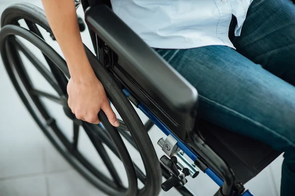 Mujer en silla de ruedas — Foto de Stock