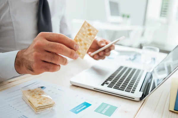 Empresario comiendo un bocadillo — Foto de Stock