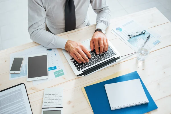 Empresario trabajando en el escritorio — Foto de Stock