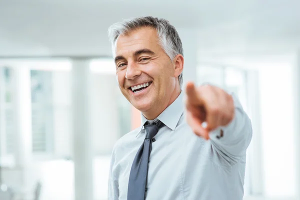 Empresario apuntando a la cámara — Foto de Stock