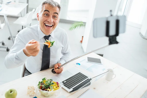 Businessman taking selfies during his lunch break — Stock Photo, Image