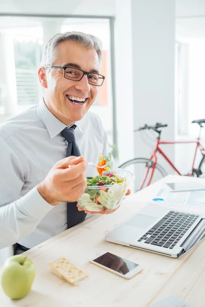 Glücklicher Geschäftsmann mit einem gesunden Mittagessen — Stockfoto