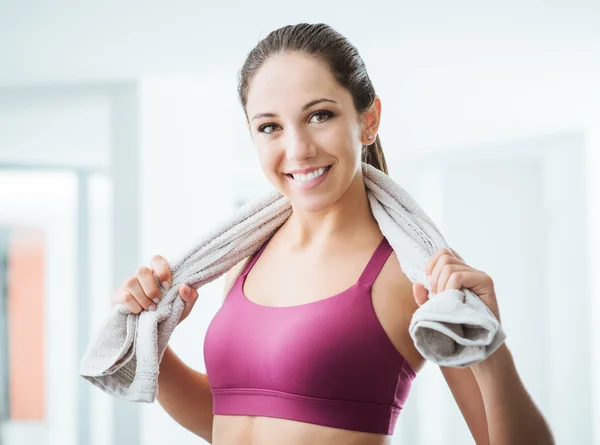 Mooi meisje ontspannen op de sportschool — Stockfoto