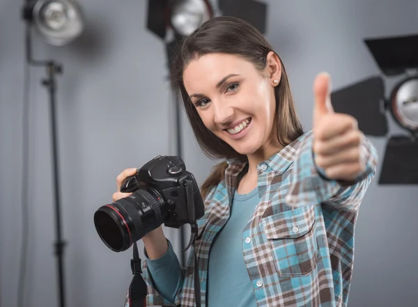 Fotograf pózuje v profesionálním studiu — Stock fotografie