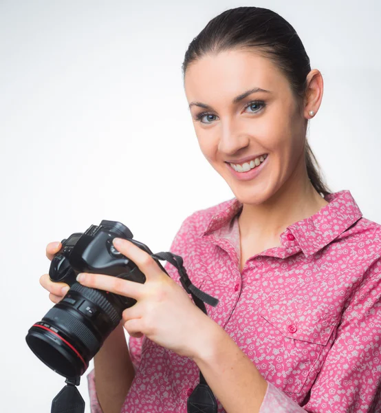 Fotógrafo sonriente con cámara digital —  Fotos de Stock