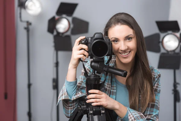 Mladý fotograf pózuje — Stock fotografie