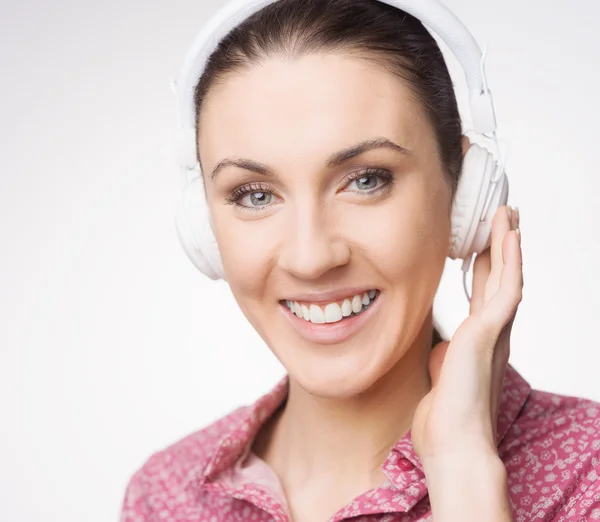 Leende kvinna lyssnar på musik — Stockfoto