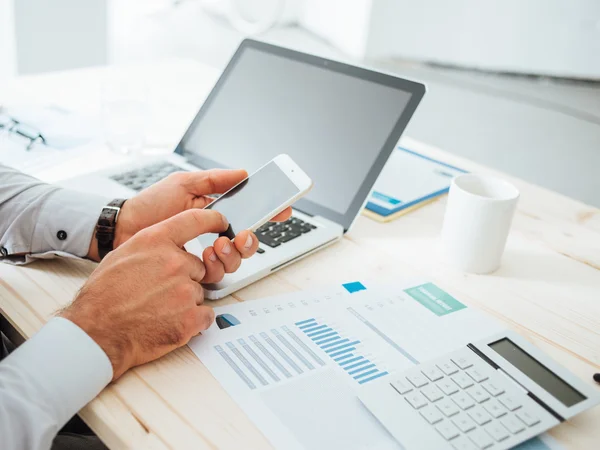 Geschäftsmann mit Finanz-App Stockfoto