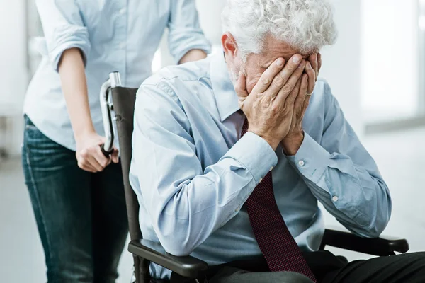 Triste hombre en silla de ruedas — Foto de Stock