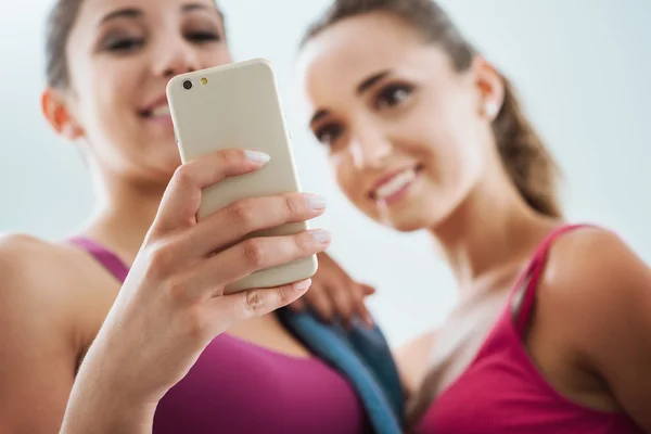 Meninas felizes usando um aplicativo de fitness — Fotografia de Stock