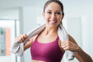 Güzel kız spor salonunda rahatlatıcı
