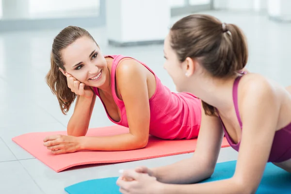 Niedliche Mädchen plaudern in der Turnhalle — Stockfoto