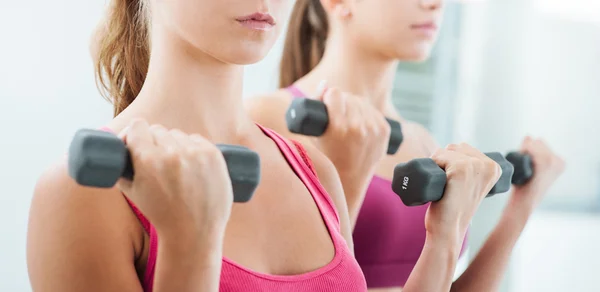 Frauen-Gewichtheben im Fitnessstudio — Stockfoto