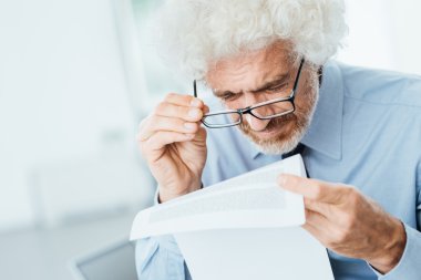 Görme sorunları ofis çalışanı