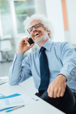 Telefondaki mutlu iş adamı.