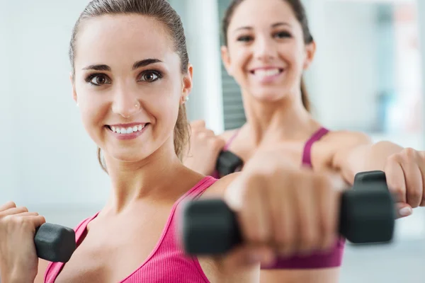 Fröhliche Frauen beim Turnen in der Turnhalle — Stockfoto